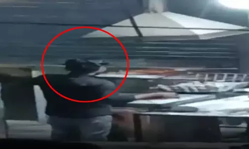 शर्मनाक हरकत...इस वीडियो को देखते ही गुस्सा भड़का शर्मनाक हरकत...इस वीडियो को देखते ही गुस्सा भड़का