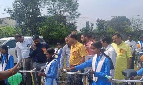 पंचर साइकिलों को वितरित करने लाया गया था, विधायक ने अफसरों को लगाई फटकार पंचर साइकिलों को वितरित करने लाया गया था, विधायक ने अफसरों को लगाई फटकार