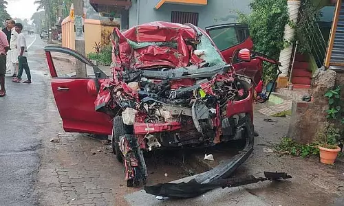 Tamil Nadu : एक लॉरी ने एक कार को टक्कर मार दी Tamil Nadu : एक लॉरी ने एक कार को टक्कर मार दी