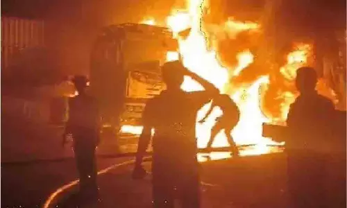 Haryana: दो ट्रकों में लगी आग, मची अफरा तफरी Haryana: दो ट्रकों में लगी आग, मची अफरा तफरी