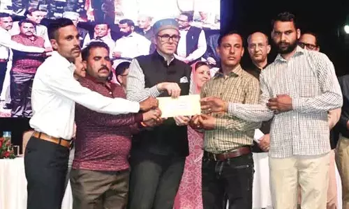 CM Omar अब्दुल्ला ने 863 सीपीडब्ल्यू को नियमितीकरण आदेश सौंपे CM Omar अब्दुल्ला ने 863 सीपीडब्ल्यू को नियमितीकरण आदेश सौंपे
