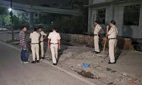 चौक पर गोलीबारी, एक की मौत, दूसरा घायल चौक पर गोलीबारी, एक की मौत, दूसरा घायल