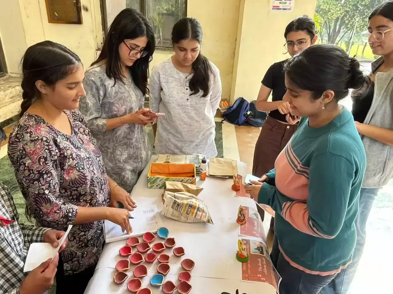 Jammu: आठवीं के छात्र मोहिंदर ने वोकल फॉर लोकल कार्यक्रम में दीयों से जीता दिल Jammu: आठवीं के छात्र मोहिंदर ने वोकल फॉर लोकल कार्यक्रम में दीयों से जीता दिल