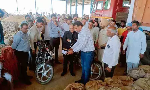 Punjab: चावल मिल मालिकों और अधिकारियों द्वारा ‘नमी में हेरफेर’ पर किसानों ने जताई नाराजगी