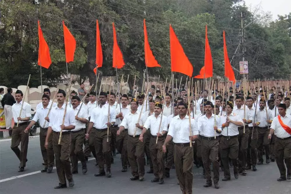 Bengaluru: सरकार का नया कानून, कर्नाटक के स्कूल-कॉलेजों में RSS की एंट्री रोकी जाएगी Bengaluru: सरकार का नया कानून, कर्नाटक के स्कूल-कॉलेजों में RSS की एंट्री रोकी जाएगी