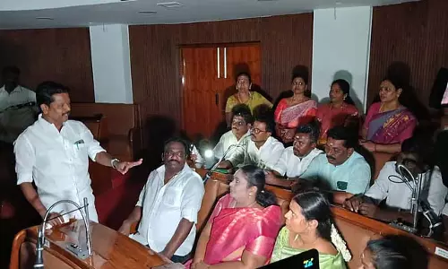 Tamil Nadu : मदुरै कॉर्पोरेशन AIADMK सदस्यों ने धरना दिया