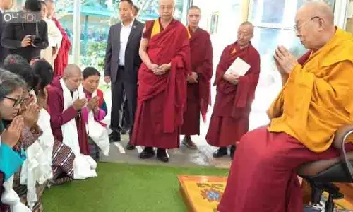 Dalai Lama ने भूटानी बौद्धों से मुलाकात की Dalai Lama ने भूटानी बौद्धों से मुलाकात की