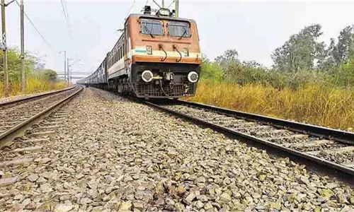 Up News : सिपाही भर्ती की छात्रा ट्रेन से गिरी, पिता भी ट्रेन से कूदकर गंभीर