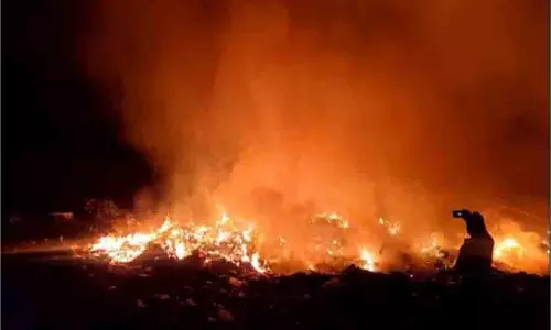 Uttarakhand: बस अड्डा के पास लगी भीषण आग, मची अफरा-तफरी Uttarakhand: बस अड्डा के पास लगी भीषण आग, मची अफरा-तफरी