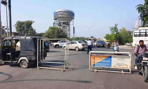 8 साल की पीड़िता के माता-पिता और NGO ने धरना दिया, लापरवाही के लिए स्कूल के खिलाफ FIR की मांग