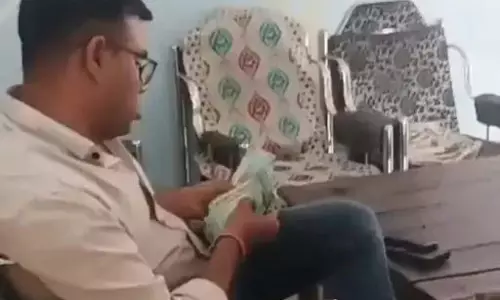 हेड कांस्टेबल ने धमकाया, 1 लाख वसूला