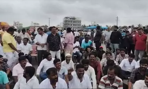 सड़क मरम्मत की मांग: एयरपोर्ट रोड को ब्लॉक करके विरोध प्रदर्शन सड़क मरम्मत की मांग: एयरपोर्ट रोड को ब्लॉक करके विरोध प्रदर्शन