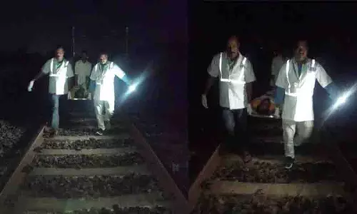 Telangana: 108 एम्बुलेंस तकनीशियन घायल यात्री को बचाने के लिए रेलवे ट्रैक पर 2 किमी पैदल चले