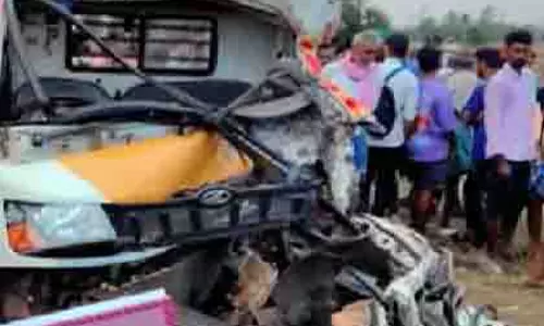 Haveri: मिनी ट्रक और खड़े ट्रैक्टर-ट्रेलर में टक्कर, 3 की मौत, 20 घायल Haveri: मिनी ट्रक और खड़े ट्रैक्टर-ट्रेलर में टक्कर, 3 की मौत, 20 घायल