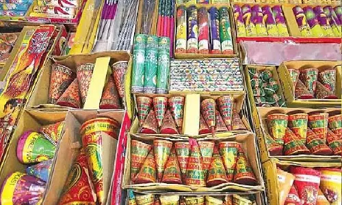 सिद्धार्थ चौक से संतोषी नगर तक खुले अवैध पटाखा दुकान, हादसे कभी भी
