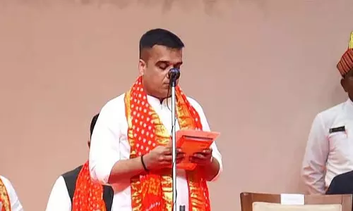 गुजरात कैबिनेट में फेरबदल: हर्ष सांघवी, रीवाबा जडेजा और 25 मंत्रियों ने गुजरात DCM के तौर पर शपथ ली गुजरात कैबिनेट में फेरबदल: हर्ष सांघवी, रीवाबा जडेजा और 25 मंत्रियों ने गुजरात DCM के तौर पर शपथ ली