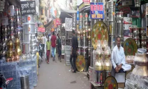 Bareilly: धनतेरस पर ग्राहकों की भीड़, बर्तन कारोबारियों के खिले चेहरे Bareilly: धनतेरस पर ग्राहकों की भीड़, बर्तन कारोबारियों के खिले चेहरे