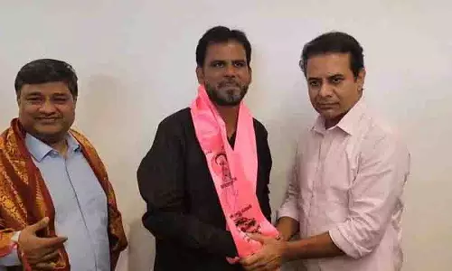 जुबली हिल्स उपचुनाव से पहले AIMIM नेता शेख मुनीर BRS में शामिल जुबली हिल्स उपचुनाव से पहले AIMIM नेता शेख मुनीर BRS में शामिल