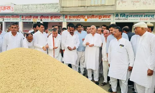Haryana : हुड्डा ने गोहाना मंडी का दौरा किया, किसानों के मुद्दे उठाए Haryana : हुड्डा ने गोहाना मंडी का दौरा किया, किसानों के मुद्दे उठाए