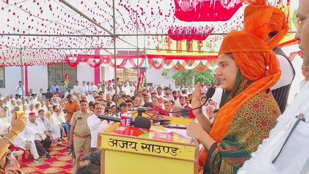 Saharanpur: इकरा हसन को भगवा पगड़ी पहनाकर किया स्वागत Saharanpur: इकरा हसन को भगवा पगड़ी पहनाकर किया स्वागत