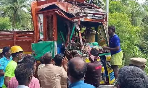 Tamil Nadu : तिरुविदाईमारुदुर के पास लॉरी-सरकारी बस की टक्कर, 20 घायल Tamil Nadu : तिरुविदाईमारुदुर के पास लॉरी-सरकारी बस की टक्कर, 20 घायल