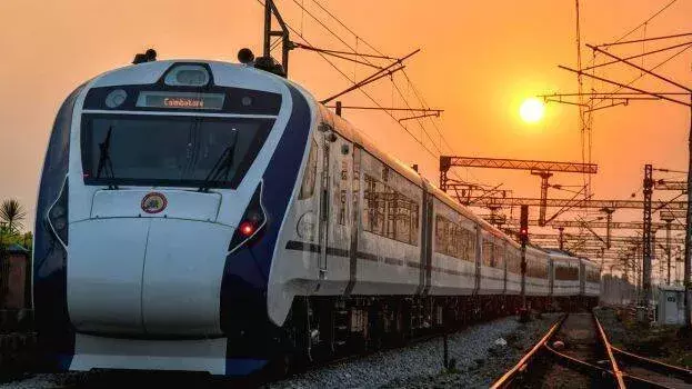 kerala : एलमकुलम में जर्जर इमारत में तैयार हुआ वंदे भारत भोजन