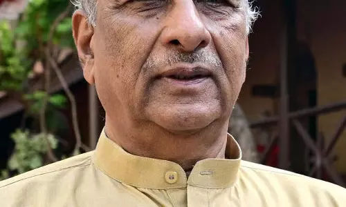 Yellapur : हाईवे पर गड्ढे में फंसने के बाद कार से बाहर निकलते बसवराज