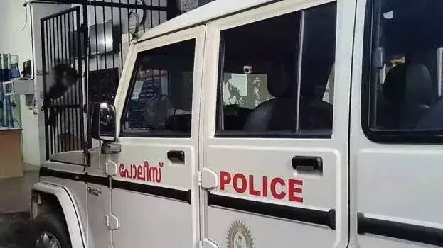 kerala: पान थूकने को लेकर हुआ विवाद चाकूबाजी में तब्दील, एक व्यक्ति की हालत गंभीर kerala: पान थूकने को लेकर हुआ विवाद चाकूबाजी में तब्दील, एक व्यक्ति की हालत गंभीर