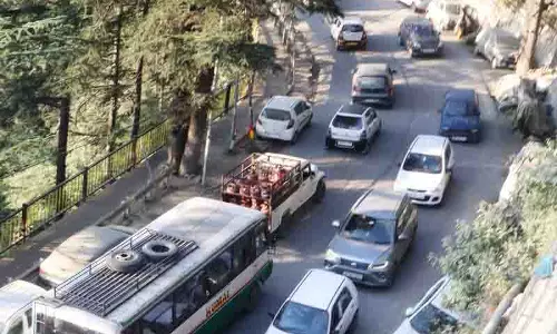Shimla में सड़क पैचवर्क से यातायात बाधित