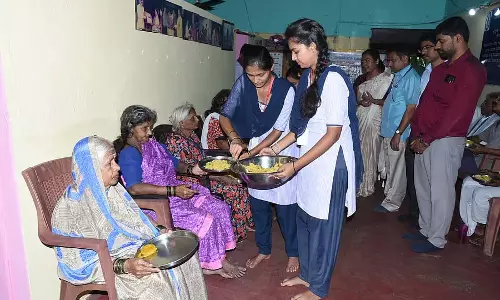 Haveri : छात्रों ने वृद्धाश्रम के लोगों को खाना परोसा Haveri : छात्रों ने वृद्धाश्रम के लोगों को खाना परोसा