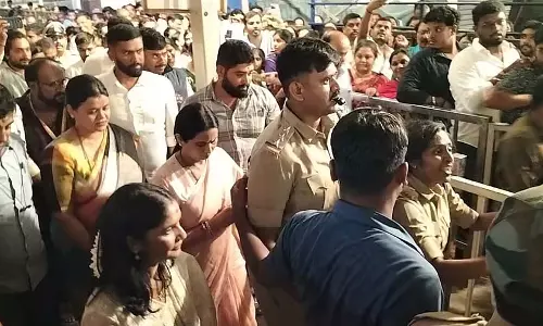 Karnataka : मंत्री लक्ष्मी हेब्बालकारा ने ₹1,000 का टिकट खरीदकर हसनम्बे का दौरा किया Karnataka : मंत्री लक्ष्मी हेब्बालकारा ने ₹1,000 का टिकट खरीदकर हसनम्बे का दौरा किया