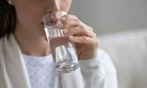 सुबह गर्म पानी पीने के स्वास्थ्य लाभ सुबह गर्म पानी पीने के स्वास्थ्य लाभ