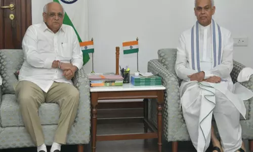 CM भूपेंद्र पटेल ने नए मंत्रिमंडल के शपथ ग्रहण समारोह की अनुमति लेने के लिए राज्यपाल से की मुलाकात CM भूपेंद्र पटेल ने नए मंत्रिमंडल के शपथ ग्रहण समारोह की अनुमति लेने के लिए राज्यपाल से की मुलाकात
