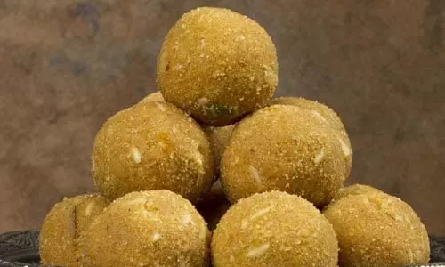 घर का बना बेसन लड्डू: दिवाली का एक मीठा आनंद घर का बना बेसन लड्डू: दिवाली का एक मीठा आनंद