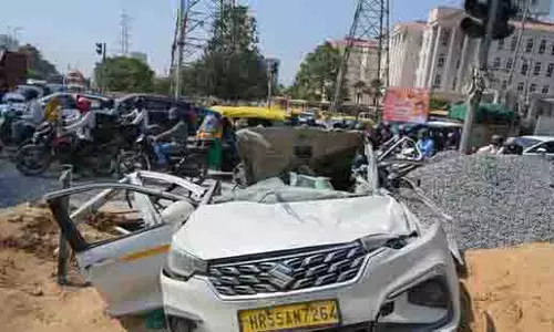 Gurugram: 22 पहियों वाले ट्रक की चपेट में आई कैब, एक की मौत, दो घायल Gurugram: 22 पहियों वाले ट्रक की चपेट में आई कैब, एक की मौत, दो घायल