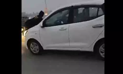 Gurugram: शराबी ड्राइवर ने पुलिसकर्मी को बोनट पर घसीटा