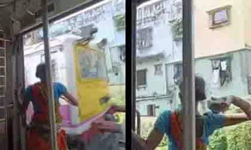 महिला ने ट्रेन के केबिन पर किया हमला, वीडियो हुआ वायरल महिला ने ट्रेन के केबिन पर किया हमला, वीडियो हुआ वायरल