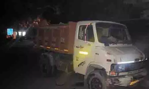 Delhi: ट्रक-बाइक हादसे में एक व्यक्ति की मौत, सड़क पर मचा हड़कंप