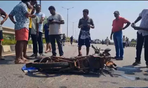 Odisha: ट्रक-बाइक टक्कर में एक व्यक्ति और उसकी दो बेटियों की मौत Odisha: ट्रक-बाइक टक्कर में एक व्यक्ति और उसकी दो बेटियों की मौत