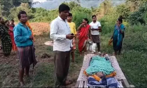 Odisha: पुल न होने से महिला मरीज को खाट पर नदी पार कराना पड़ा