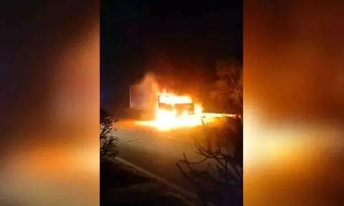 ओडिशा के छत्रपुर में NH-16 पर कंटेनर ट्रक में आग लगी
