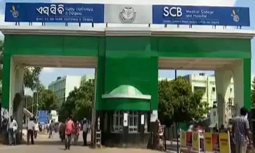 परिवार ने SCB कटक शवगृह से गलती से गलत शव ले लिया, रिश्वत और चोरी का आरोप परिवार ने SCB कटक शवगृह से गलती से गलत शव ले लिया, रिश्वत और चोरी का आरोप