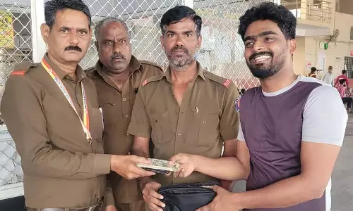 Karnataka : बस ड्राइवर ने यात्री का बटुआ लौटा दिया Karnataka : बस ड्राइवर ने यात्री का बटुआ लौटा दिया