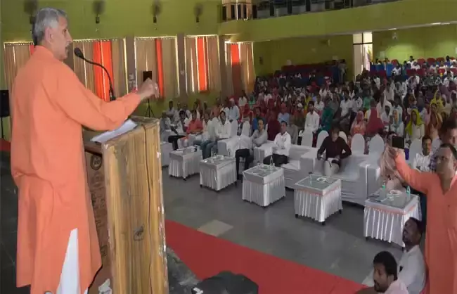 Narnaul: धर्मबीर सिंह ने लाभार्थियों के लिए आवंटन पत्रों का वितरण किया