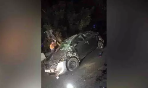 ओडिशा के बारगढ़ में NH-53 बाईपास रोड पर कार दुर्घटना में 3 की मौत ओडिशा के बारगढ़ में NH-53 बाईपास रोड पर कार दुर्घटना में 3 की मौत