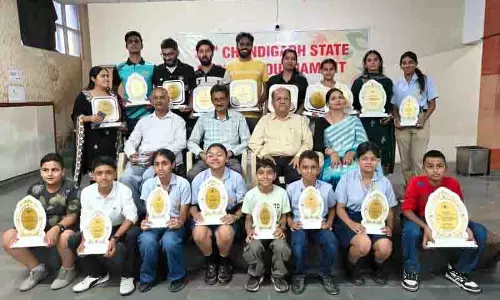 Chandigarh: ख़ुशी ने जीता कैरम खिताब Chandigarh: ख़ुशी ने जीता कैरम खिताब
