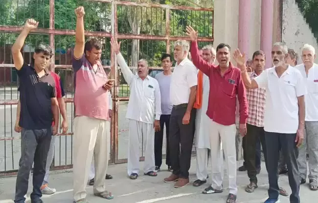 Sonipat: जल संकट के विरोध में बुस्टिंग स्टेशन पर जनता ने जताया विरोध