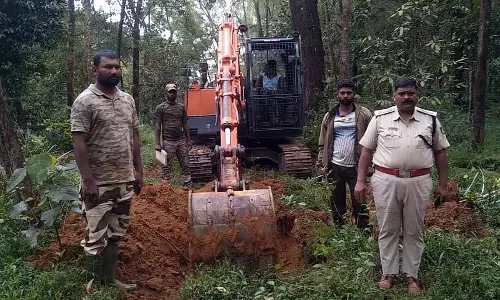 Kumbaradi : 15 एकड़ कब्ज़ा की हुई जंगल की ज़मीन साफ़ की गई Kumbaradi : 15 एकड़ कब्ज़ा की हुई जंगल की ज़मीन साफ़ की गई