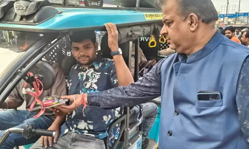 एक दीया श्रीराम के नाम फाफाडीह नाका पर निःशुल्क दीया और रंगोली वितरण