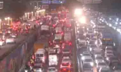 Delhi: दिवाली से पहले त्योहारी भीड़ के चलते मूलचंद फ्लाईओवर पर लंबा जाम Delhi: दिवाली से पहले त्योहारी भीड़ के चलते मूलचंद फ्लाईओवर पर लंबा जाम